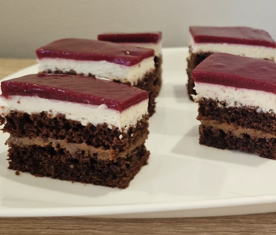 Prajitura de ciocolata cu crema de mascarpone si jeleu de fructe de padure !