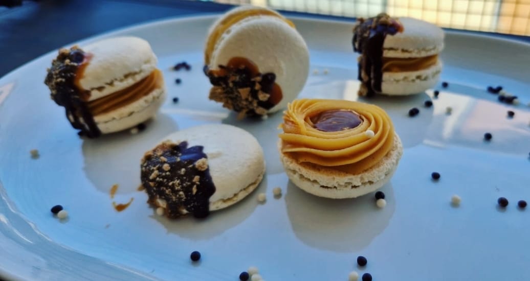 Macarons de caramelo con insert de caramelo salado son una verdadera delicia que combina la dulzura del caramelo con el toque salado que realza su sabor.