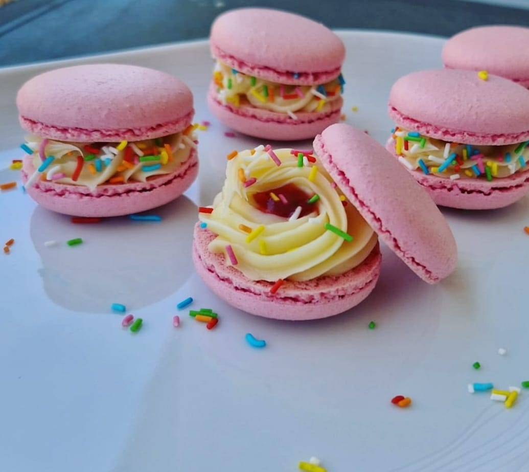 Los macarons con ganache de chocolate blanco y insert de fresa son una combinación perfecta de sabores suaves y frutales.