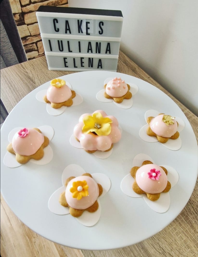 Mini raciones mouse de vainilla , insert de frutos del bosque y un crujente galleta !