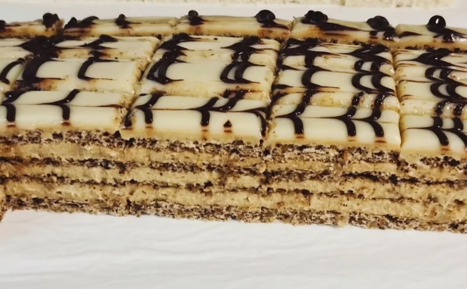 Prajitura cu foi cu nuca, crema de caramel si cafea !