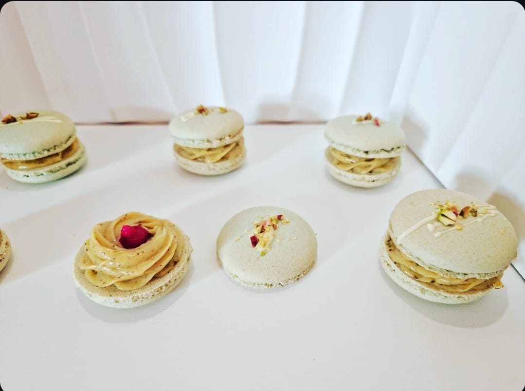 Macarons con relleno de pistacho con frambuesas !