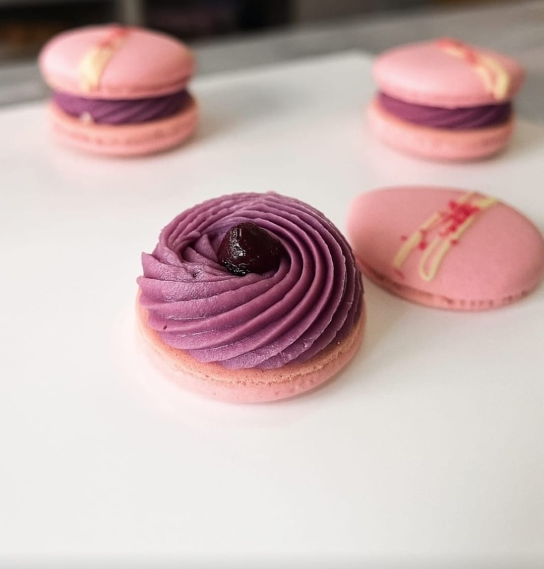 Macarons con relleno de frutos del bosque con insert de frutos!