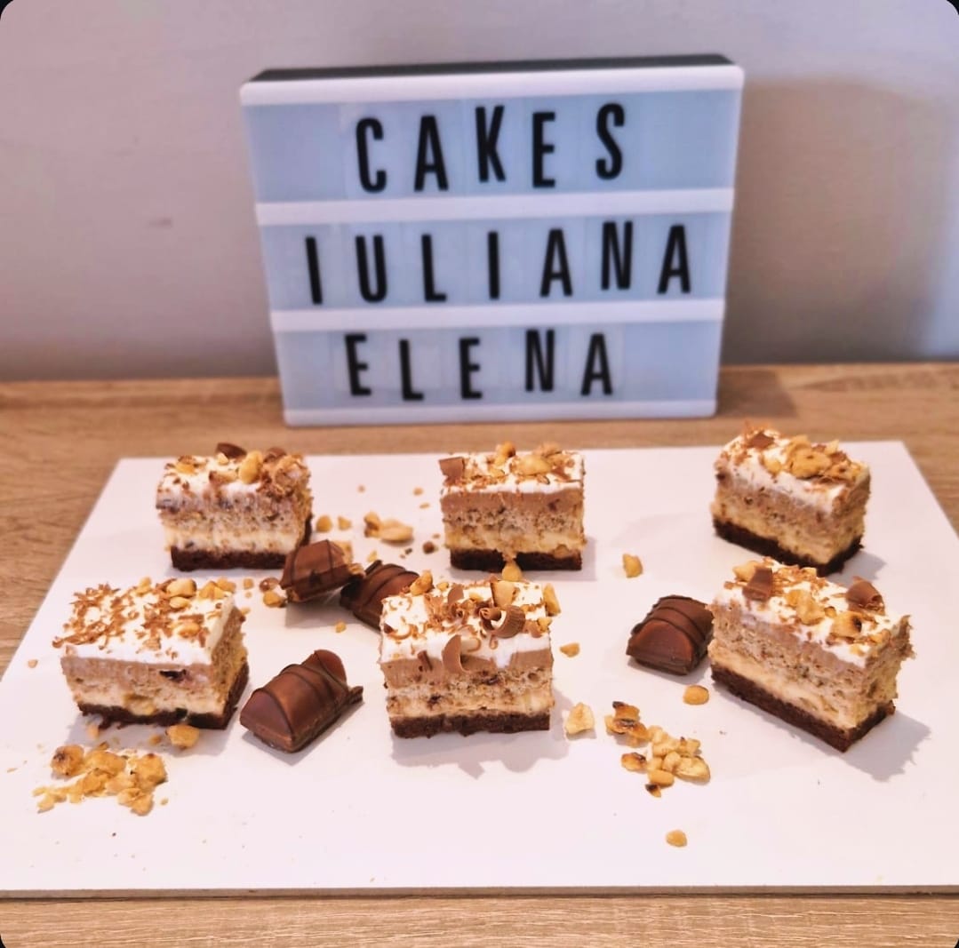 Prajitura kinder bueno .Blat de cacao, crema de vanilie cu alune caramelizate, blat de nuca, crema de ciocolata cu bucatele de kinder bueno !