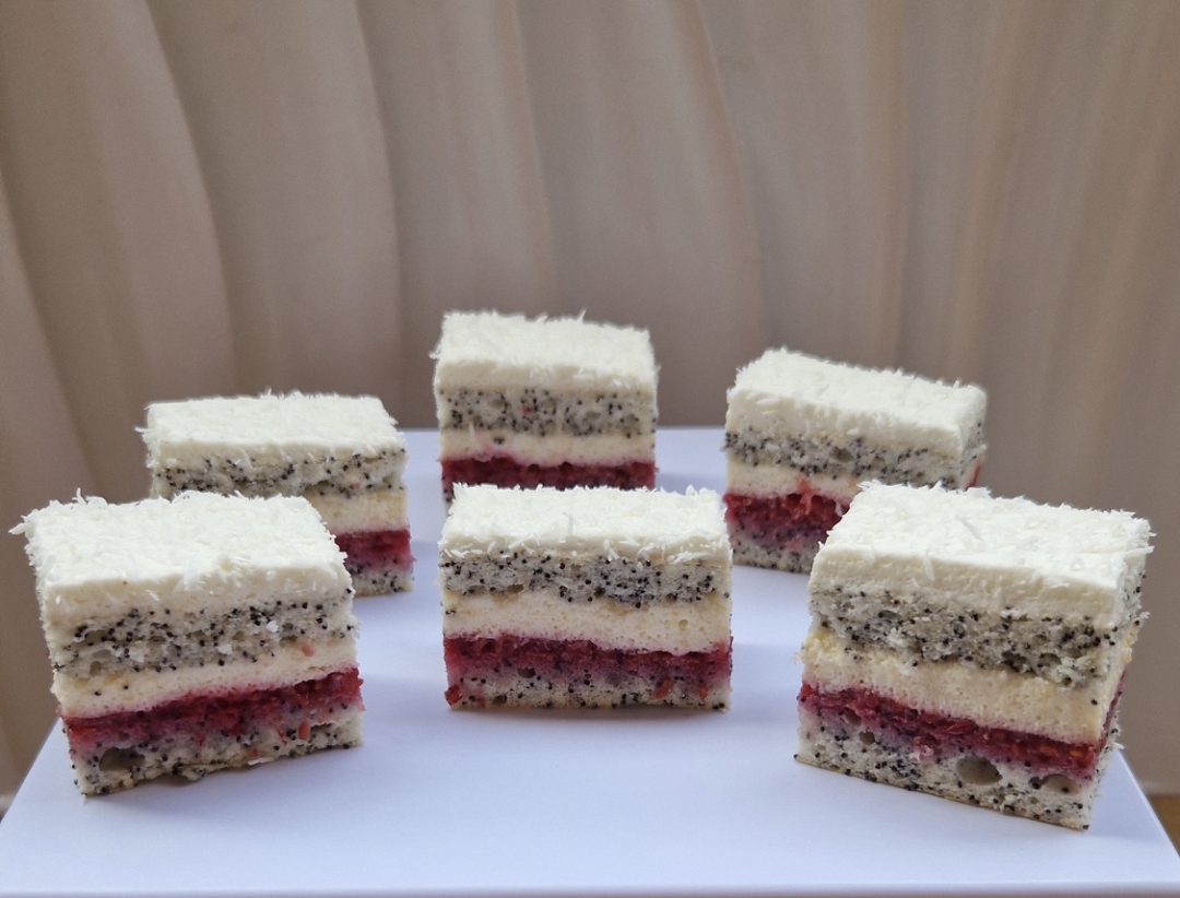 Prajitura cu mac, jeleu de zmeura si crema de vanilie !