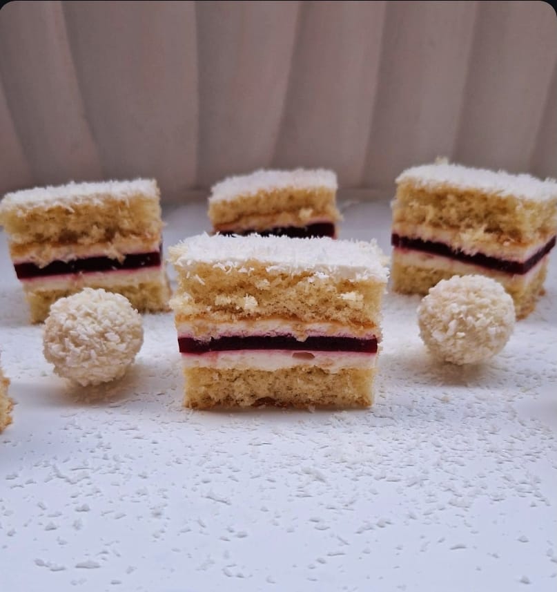 Prajitura Raffaello cu bomboane Raffaello in interior !