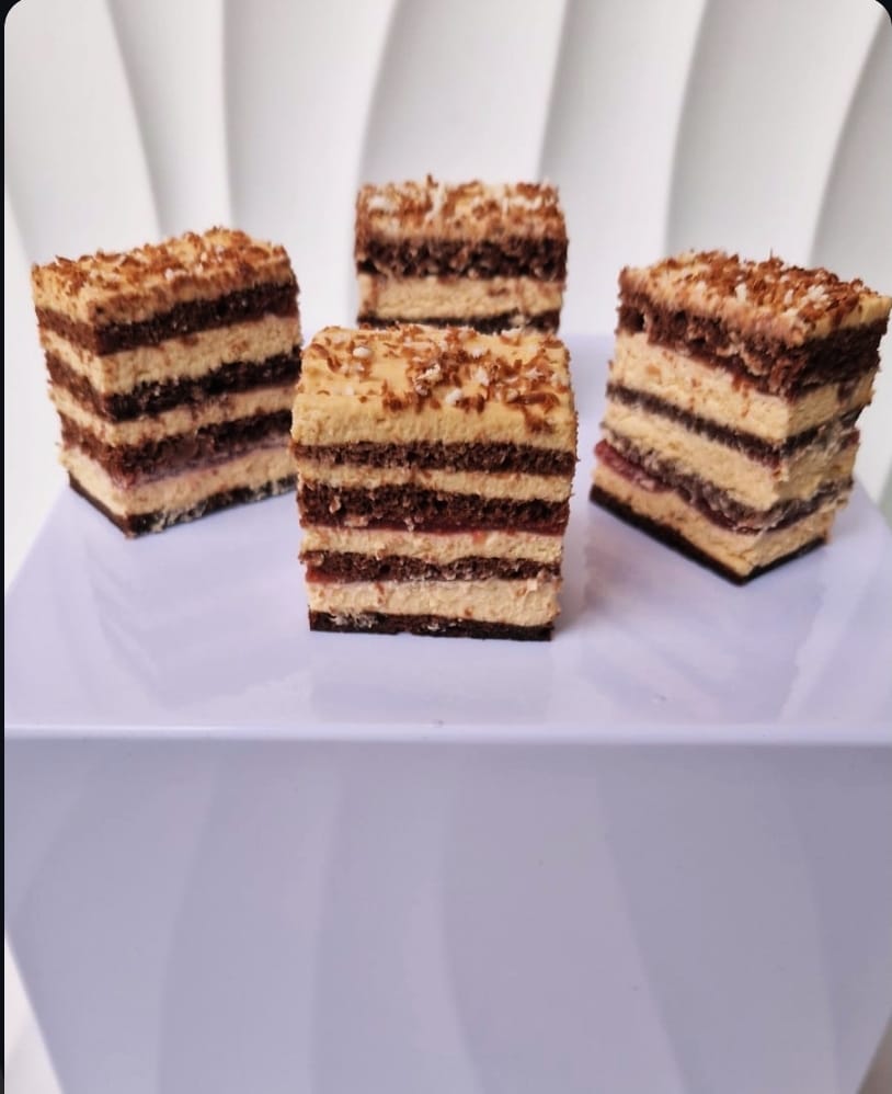 Prajitura cu foi de cacao, crema de caramel si confit de capsuni !