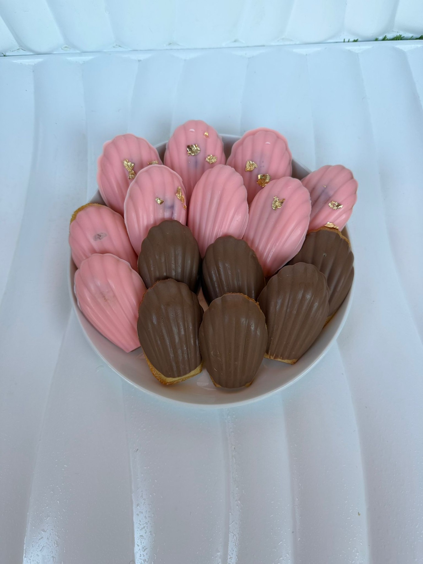 Madeleine de chocolate y frambuesas .