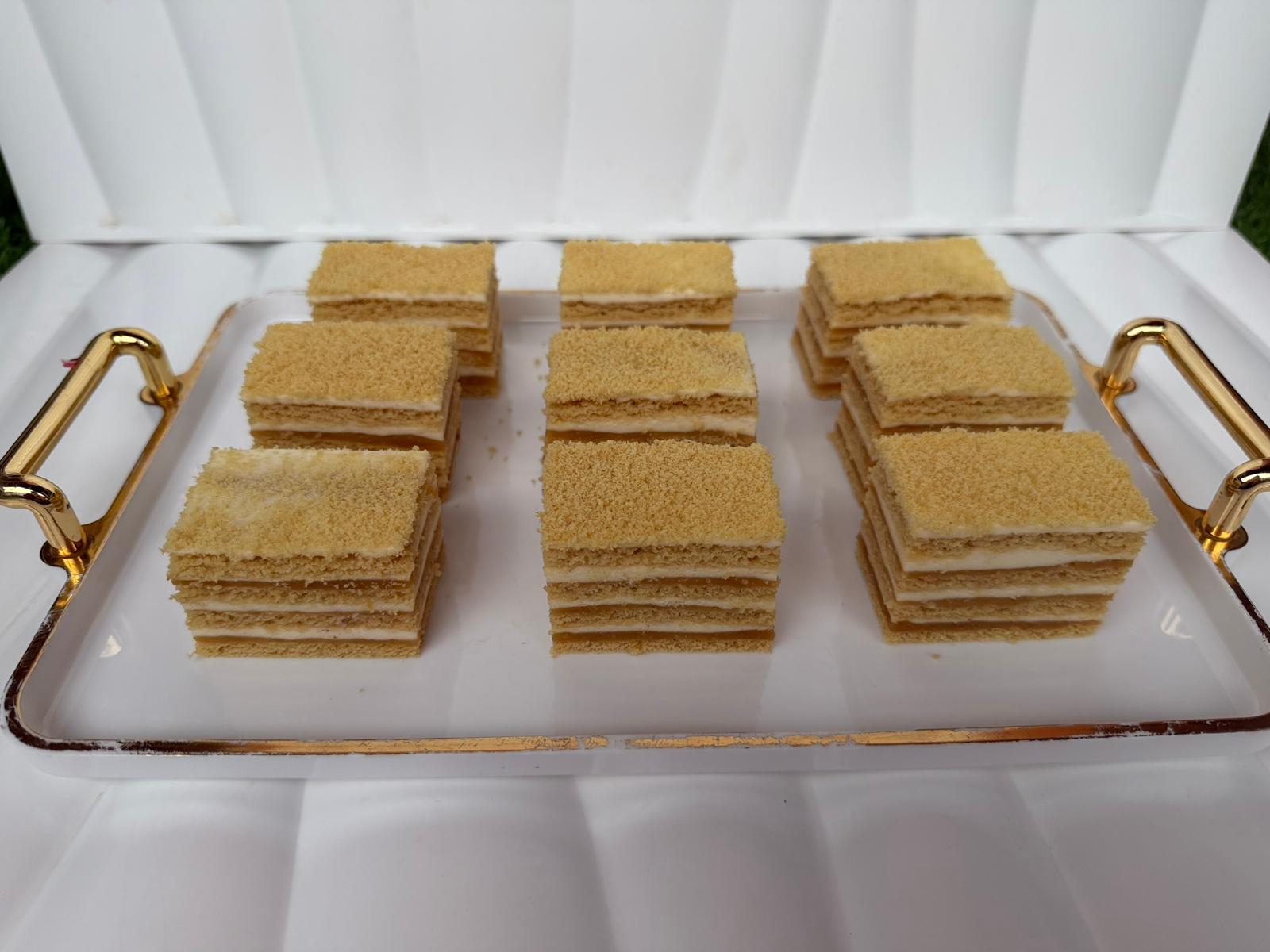 Prajitura Medovik cu caramel exotic de mango si crema iaurt